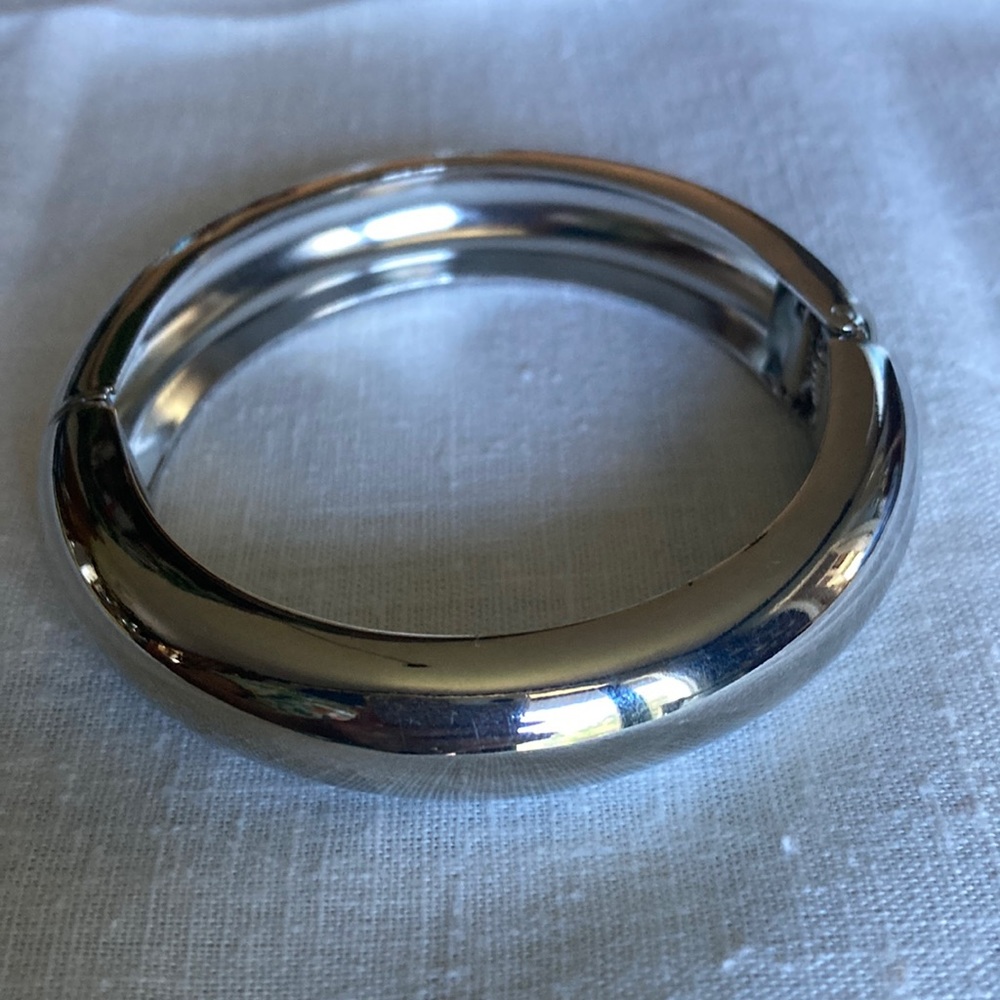 NWOT glossy finish silvertone round bracelet, 2 1/4” diam. inside.